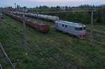 Diesellok 92-53-0-60-1233-5 steht am 12.05.2017 abgestellt in Bahnhof Bacau zwischen einem Kesselwagen- und enem Metallschrottzug.