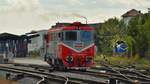 Diesellok 92-53-0-600934-9 manoevriert im neuen Kleid am 13.09.2017 in Bahnhof Targu Mures.