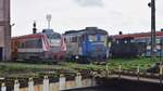 Triebzug 76-1411-8 und Diesellok 92-53-0-600928-1 im BW Sibiu am 29.07.2018.