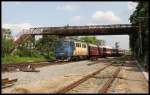 Am östlichen Bahnhofsrand von Pitesti überspannt eine Fußgängerbrücke die Gleise.