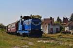 Diesellok 92-53-0-890621-1 mit Regio-Garnitur am 11.09.2017 kurz vor der Einfahrt in Bahnhof Targu Mures Nord.