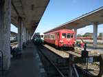 Zwei Triebzüge der Baureihe Timisoara kommen am 08.07.2017 fast gleichzeitig in Bahnhof Timisoara an.