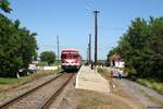 76 2413 legt am 06.06.17 einen kurzen Halt am Bahnsteig von Vasilati ein.