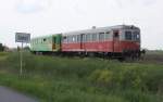 Am Ortsrand von Ionel ist die Malaxa Triebwagen Einheit 954 und 979 als  Personenzug nach Crpinis am 11.5.2010 unterwegs.