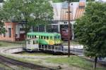 Blick in das Depot Timisoara Nord, wo gerade am 10.5.2012
ein Malaxa Triebwagen auf die Drehscheibe fhrt.