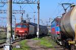 E_Lok 91-53-0-450 374-0 mit Doppelstockgarnitur aus Richtung Bukarest fährt in Bahnhof Buzau am 09.04.2018 ein.