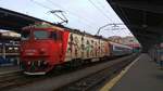 E-Lok 91-53-0-410148-7 wartet am 19.11.2017 mit zwei Personenwagen auf Abfahrt im Nordbahnhof Bukarest.