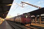 E-Lok 91-53-0-461-058-3 mit IR-Garnitur im Bukarester Nordbahnhof am 29.05.2017