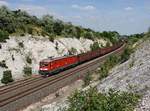 Die 471 002 mit einem Güterzug am 29.06.2019 unterwegs bei Szár.