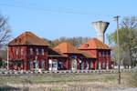 Empfangsgebäude des Bahnhofs Urziceni am 09.04.2018 fotografiert von der entgegengesetzten Seite des Bahnhofs.