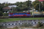 E-Lok 43-0132-1 der GFR (Grup Feroviar Roman) als Schiebelok ainer Kesselwagengarnitur bei Fetesti am 15.10.2016.