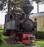 Nein, das Bild ist nicht soooo schief... Die 763-148 steht extrem schief ausgestellt im Dampflokmuseum des BW Sibiu.
