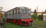 Diese Diesellok ist ein Unikat. Gebaut 1936 von Sulzer, diese Lok war ein früher Verssuch auf den Hauptsstrecken in Rumänien die Dampfkraft wenigstens zum Teil zu ersetzen. Die Lok ist funktionstüchtig, dennoch steht sie ausgestellt im Betriebswerk Dej. Dieses Foto wurde mit den letzten Lichtstrahlen des 14.09.2017 aufgenommen.