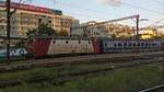 E-Lok 91-53-0-461-058-3 verlösst mit IR-Garnitur nach Buzau den Bukarester Nordbahnhof am 29.05.2017