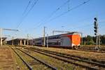 Doppelstockgarnitur aus Bukarest fährt am 29.09.2017 in Bahnhof Ploiesti Sud ein.