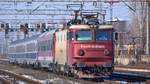 E-Lok 91-53-0-410122-2 nähert sich mit IR-garnitur dem bukarester Nordbahnhof am 24.01.2017