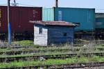 Dieses kleine Gebäude (wenn man es so nennen kann) steht einsam im Bahnhof Buzau, gequetscht zwischen Speichergleise für Güterzüge, wo man es eigentlich am wenigsten erswartet. Foto vom 09.04.2018