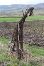 Altes Spannwerk außer Betrieb in die Nähe von Bahnhof Mugeni an die Strecke Odorheiu-Sighişoara am 9-4-2013.