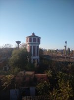 Dieser Wasserturm ist die letzte Erinnerung am Betriebswerk des Ostbahnhofs Bukarest (Bucuresti Obor).