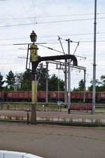 Wasserkran im Bahnhof Brasov - eine Remisezenz aus der Zeit der Dampflocks. Bahnhof Brasov liegt vor der Predeal-Stege, die schwierigste strecke in Rumnien - 2,7% steigung und ziemlich enge Kurven. Foto vom 15.04.2016.