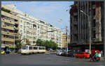 Am Nordbahnhof von Bukarest wendet die Straßenbahnlinie 46 in einer großen Blockumfahrung. Direkt vor dem leerstehenden Hotel Dunărea biegt der V3A-Wagen 186 um die Ecke. (4.9.2019)