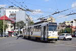 Triebwagen 335 biegt vom Bulevardul Ferdinand I in die Srada Traian und verjagt dabei einige Tauben.