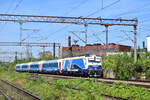 481 003-8 rauscht mit einem passenden Wagenzug als IC 582 Constanta - Bucuresti Nord durch Bucuresti Basarab Richtung Bucuresti Nord.