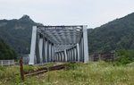 Alt und neu nebeneinander. Diese Brücken befinden sich am Ende der Tunnelreihe zwischen Calimanesti und Brezoi. Die neue Brücke wurde für eine eventuelle verdoppelung der Strecke um Brezoiausgelegt.