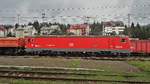 E-Lok 0 48 0017-3 der DB-Schenker mit Kieswagenzug in Bahnhof predeal am 27.09.2014