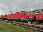 E-Lok 0 48 0017-3 der DB-Schenker mit Kieswagenzug in Bahnhof Predeal am 27.09.2014