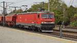 E-Lok 91-53-0-480012-0 der BD Schenker mit Schüttwagengarnitur am 27.10.2018 im Bahnhof Bucuresti Baneasa.