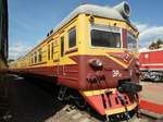 Der Triebzug ЭР-22.38, ausgestellt im Eisenbahnmuseum am Rigaer Bahnhof von Moskau (Mai 2016) 