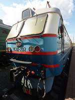 Die Lokomotive ЧС2K-712 im Eisenbahnmuseum von Moskau Anfang Mai 2016