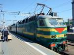 Die Doppellokomotive der SŽD-Baureihe ЧС7 ist ein tschechisches Produkt von Škoda in Pilsen. Aufgenommen habe ich die ЧС7-227 am Jaroslawer Bahnhof in Moskau. (Aufnahme vom 06.05.2016)