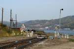 Ein unbeschrankter Bahnbergang in Port Baikal am Ufer des Baikalsees. (11.9.2011)