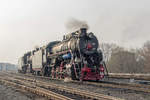 Die Dampflokomotiven L-3348 und ER 797-41 im Bahnhof Roslawl 16.