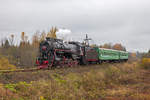 Die Dampflok L-2198 mit Nahverkehrszug Bologoje – Ostaschkow zwischen Bahnhöfe Firowo und Ostaschkow kurz vor der Haltestelle Chernyj Dor am 10. Oktober 2020. (Foto 3.)