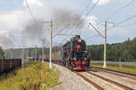 Die Dampflokomotive Л-2057 fährt mit einem Güterzug auf dem Testring in Schtscherbinka am 4.
