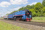 Die Dampflokomotive P36-0027 läuft mit einem Touristenzug nach Kolomna zwischen Bahnhöfe Winogradowo und Woskresensk am 16.