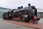Gueterzug-Dampflok CO17-2286 vor dem Neubau des Russischen Eisenbahnmuseums in St. Petersburg, 4.11.2017