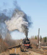 Die Dampflok SO18-2018 mit Sonderzug bei Ankunft an der Streckenblockstelle Owinishche 2.