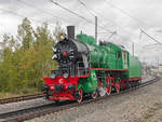 Die Dampflokomotive Su 250-64 fährt auf dem Testring in Schtscherbinka am 9.