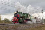 Die Dampflokomotive Su 250-64 fährt mit zwei G-Wagen auf dem Testring in Schtscherbinka am 5. September 2015