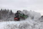 Die Dampflokomotive Su 250-74 fährt mit Nahverkehrszug Bologoje – Ostaschkow zwischen Bahnhöfe Firowo und Ostaschkow am 5. Januar 2019.
