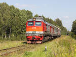 Die Diesellok M62-1795 mit Nahverkehrszug zwischen Bahnhöfe Uglitsch und Kaljasin am 23.