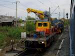 Die TEM2 2690 und ein Kranwagen sind am 7.9.2011 in Druzhinino im Einsatz.