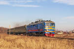 Die Diesellok TEP10-311 mit einem Nahverkehrszug zwischen Bahnhöfe Seliwanovo und Bezlesnaja, Gebiet Wladimir am 5.