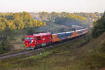 Die Diesellok TEP70BS-093 folgte mit dem Schnellzug Riga – Moskau auf Eisenbahnlinie Rschew - Wolokolamsk kurz von Subzow Bahnhof  am 25 August 2018.