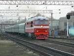 Die Diesellok TEP70-413 mit dem Personenzug folgt nach der Station Saratow-II, 09.04.2008 
