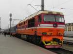 Die russische TEP70 0557 kurz nach der Ankunft in Gomel mit dem D445C von Mineralnye Vody nach Minsk. 28.05.2015 um 12:17 Uhr. Von hier bis Minsk übernimmt dann eine Diesellok der Weißrussischen Bahn. Die Oberleitung war noch nicht in Betrieb. 